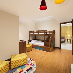 Deluxe Royal Kids Haven 1 Queen Bed 2 Bunk Beds